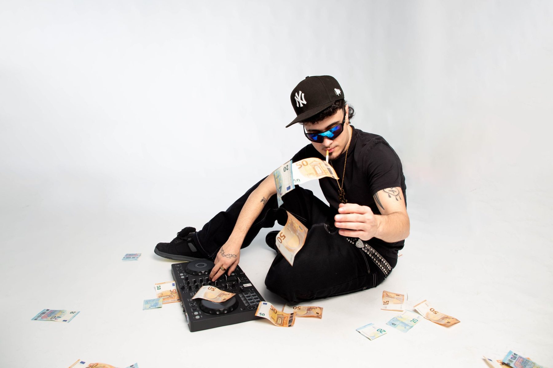 CoolMoneyPapi tirando billetes junto a la controladora